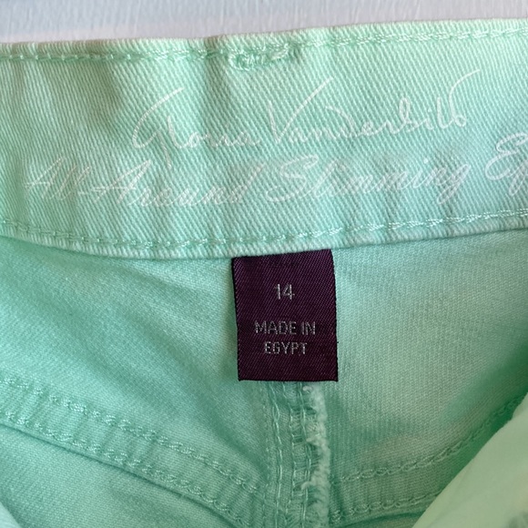Gloria Vanderbilt Amanda jeans. Mint green capri - Picture 2 of 5